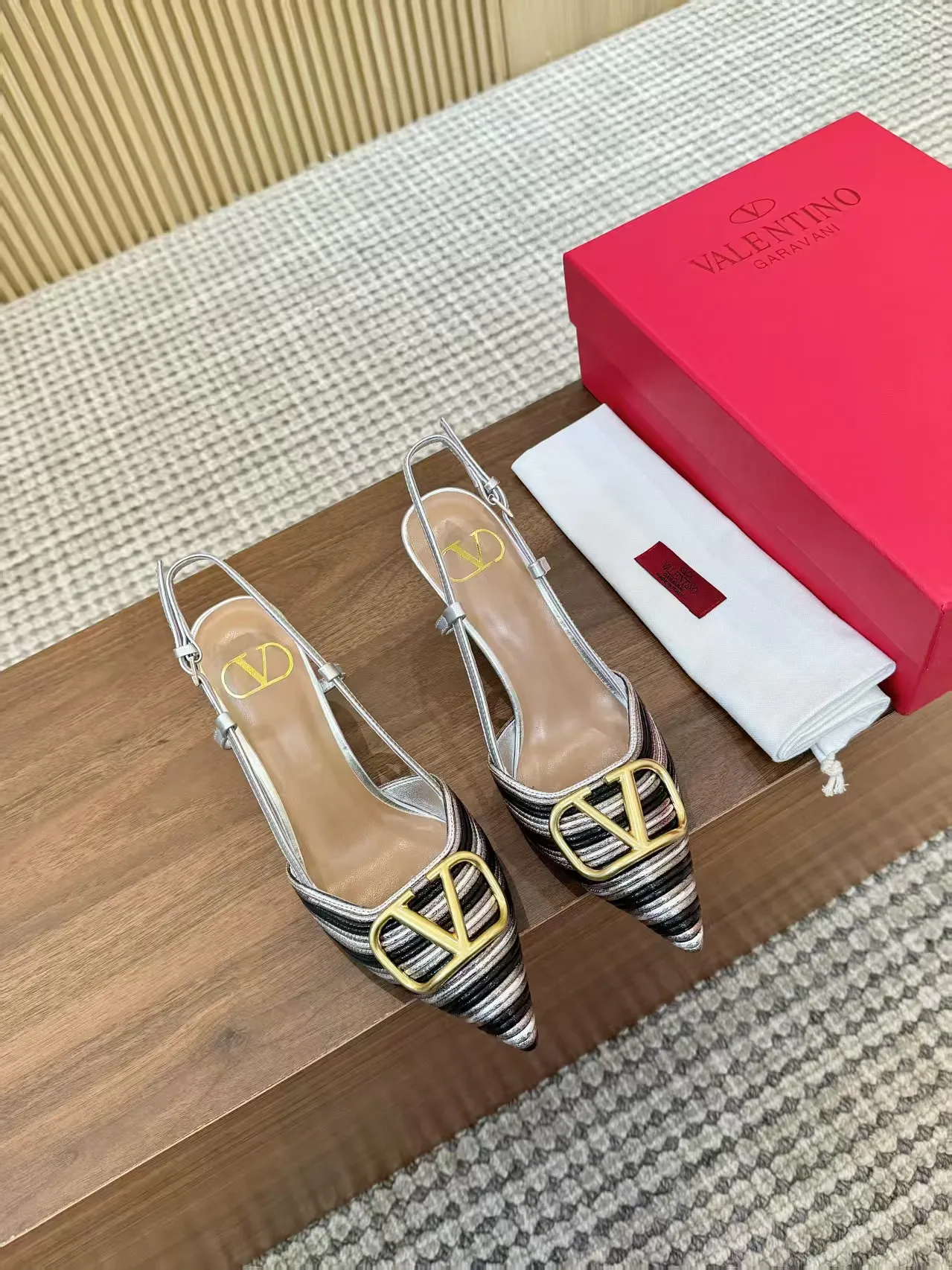 👟👟Ex-factory price 440👟👟 Genuine leather sole +40 Top version 𝑉𝐴𝐿𝐸𝑁𝑇𝐼𝑁𝑂 Valentino new spring and summer women's back hollow sandals. The unique [unique V family hand-woven design] brings out a full sense of high-end, and the new season will live up to expectations! Worth buying★Absolutely high-grade❥Original method, Absolutely sensual❥Elegant style, creating a different feeling, simple and elegant style!  Code number: 35-41 (34-42 customized, non-returnable) Lining: Sheepskin lining Heel height: 7.5 cm Leather outsole Rubber outsole